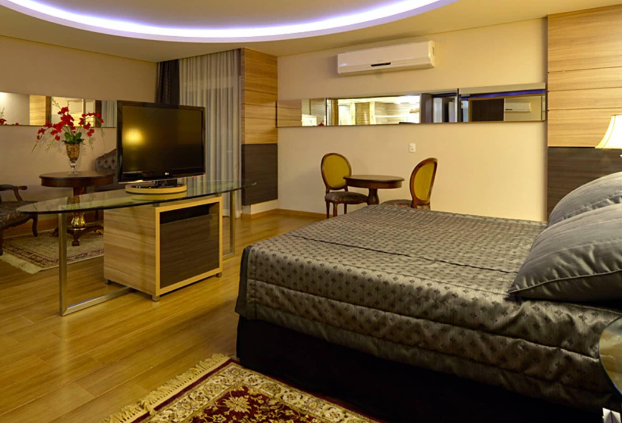 Recanto Cataratas - Thermas, Resort E Convention Фос-ду-Игуасу Экстерьер фото A room at the hotel