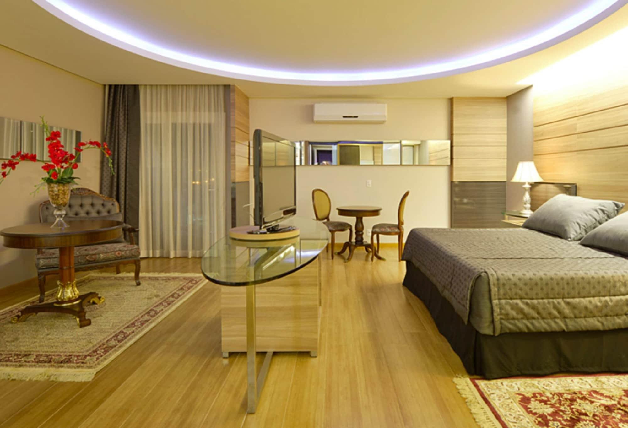 Recanto Cataratas - Thermas, Resort E Convention Фос-ду-Игуасу Экстерьер фото A room at the hotel